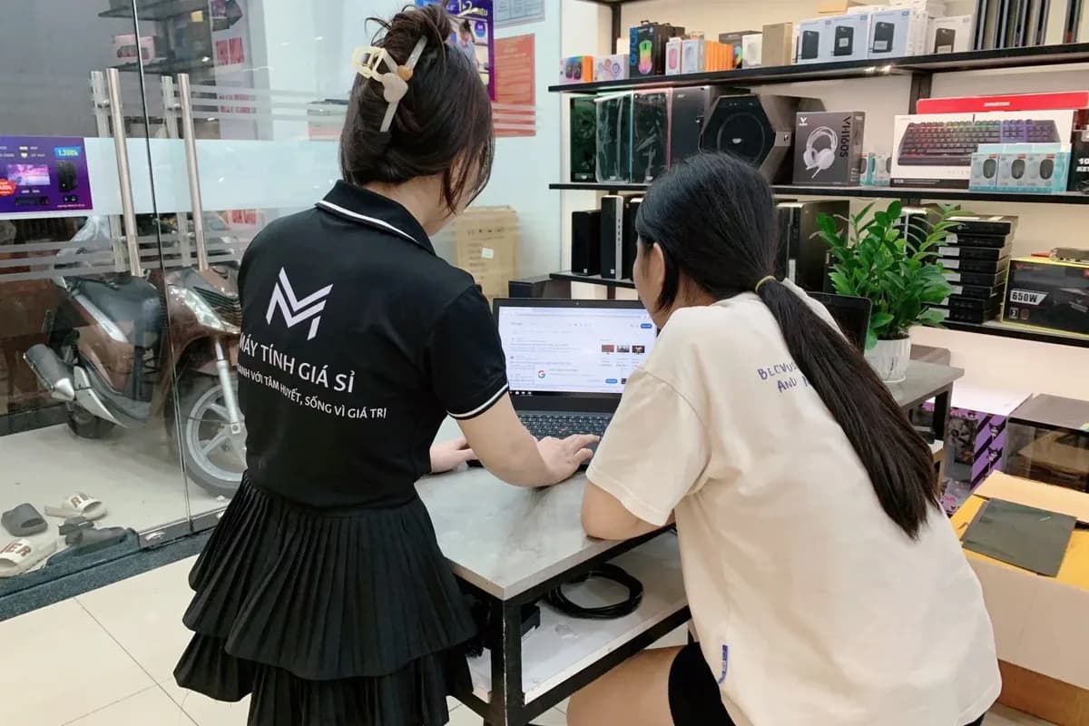 Bàn kỹ thuật nơi kỹ thuật viên MTGS kiểm tra máy trước mặt khách