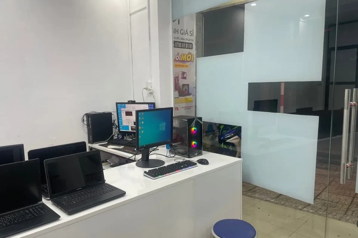 Quầy trưng bày linh kiện và phụ kiện chính hãng tại MTGS